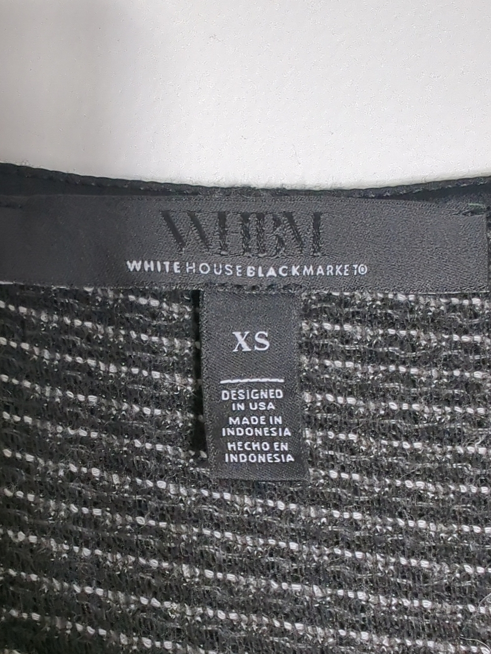 White House Black Market WHBM Black White Textured V-Neck Top Size XS - Picture 4 of 7